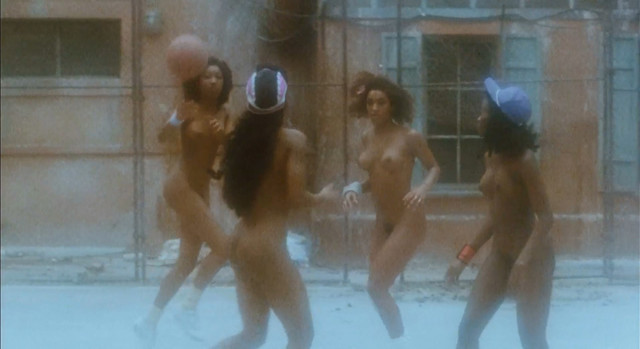 Tatjana Simic nude, Amanda Redington nude - Flodder in Amerika! (1992)