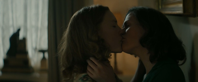 Anna Paquin nude, Holliday Grainger sexy - Tell It to the Bees (2018)