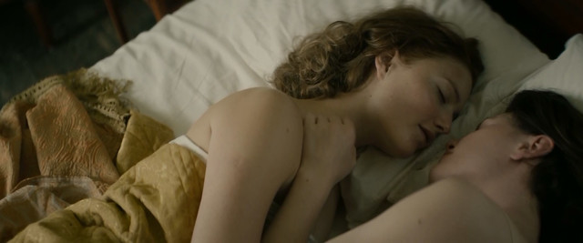 Anna Paquin nude, Holliday Grainger sexy - Tell It to the Bees (2018)