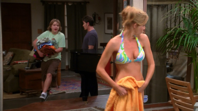 Jennifer Taylor sexy, Tricia Helfer sexy - Two and a Half Men s07e08 (2009)