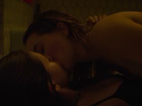 Kaitlyn Dever sexy, Diana Silvers sexy - Booksmart (2019)