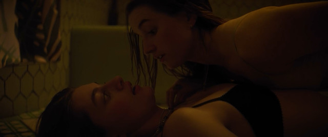 Kaitlyn Dever sexy, Diana Silvers sexy - Booksmart (2019)