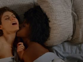 Alexandra Daddario sexy, Kirby Howell-Baptiste sexy - Why Women Kill s01e02 (2019)