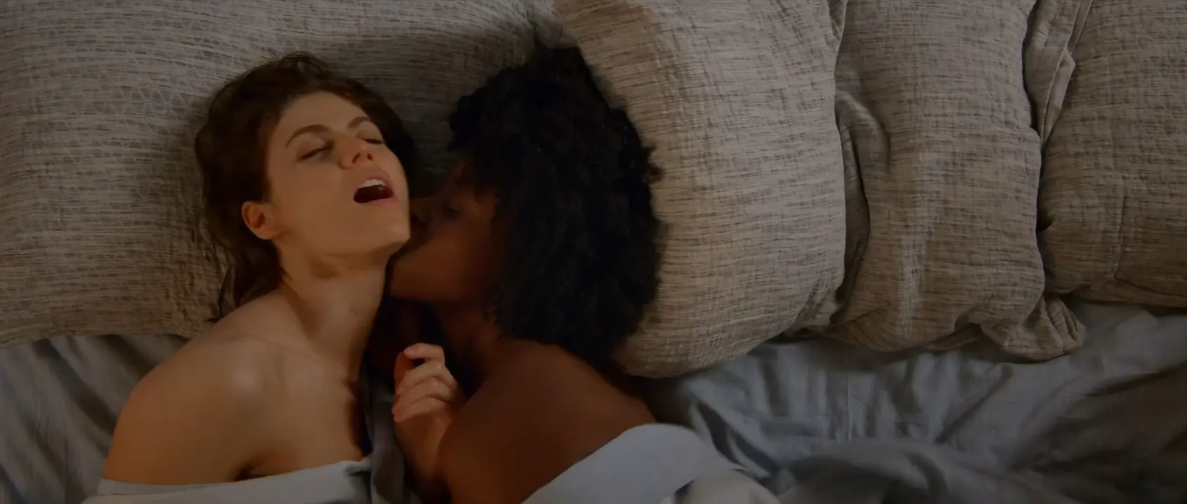 Alexandra Daddario sexy, Kirby Howell-Baptiste sexy - Why Women Kill s01e02  (2019)