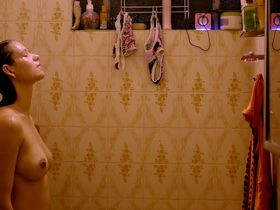 Kelly Crifer nude, Barbara Colen sexy - No Coracao do Mundo (2019)