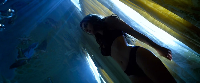 Adria Arjona sexy, Melanie Laurent sexy - 6 Underground (2019)