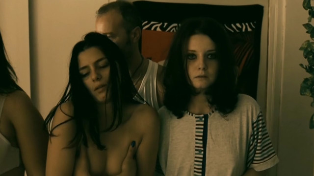 Simona Stoicescu nude, Ioana Barbu nude - Daca Bobul nu Moare (2010)