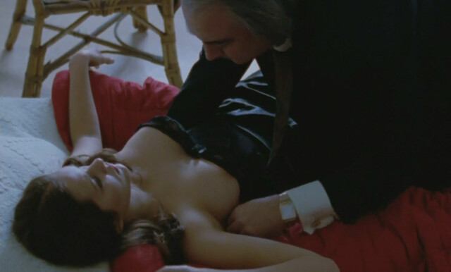 Marion Cotillard nude, Nozha Khouadra sexy - Chloe (1996)