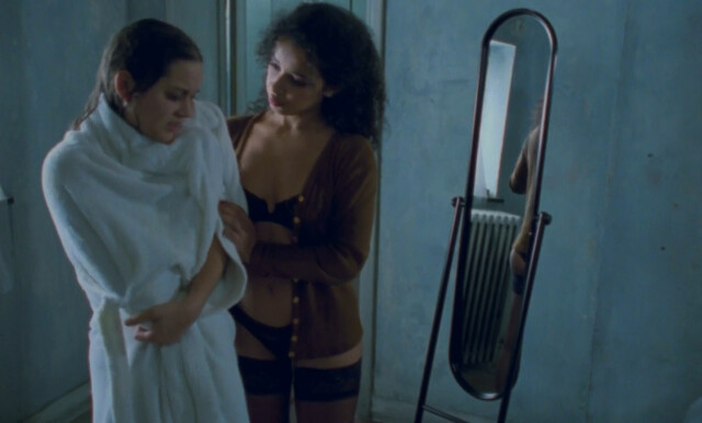Marion Cotillard nude, Nozha Khouadra sexy - Chloe (1996)