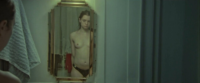 Esme Creed-Miles nude - Jamie (2020)