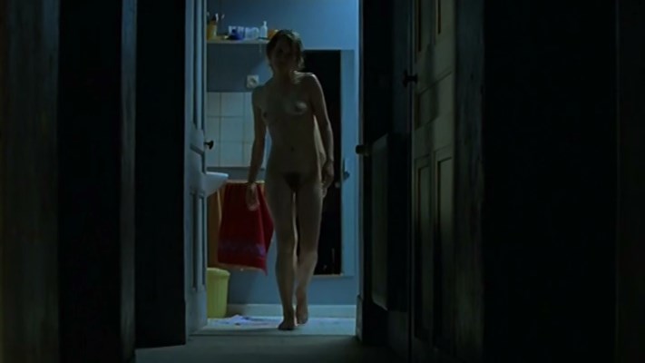 Sophie Quinton nude - Les liens du sang (2003)