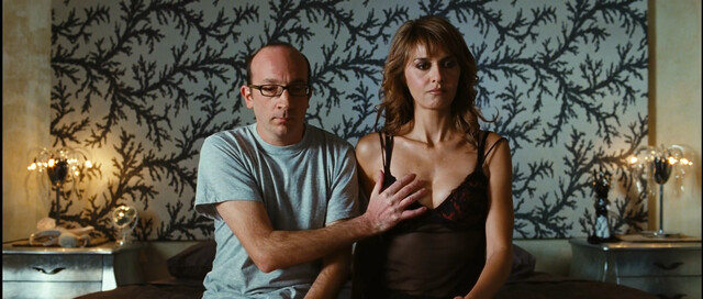 Paola Cortellesi nude, Anna Foglietta sexy - Escort in Love (Nessuno mi puo giudicare) (2011)