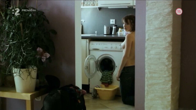 Tereza Nvotova nude, Anna Siskova sexy - Male oslavy (2008)