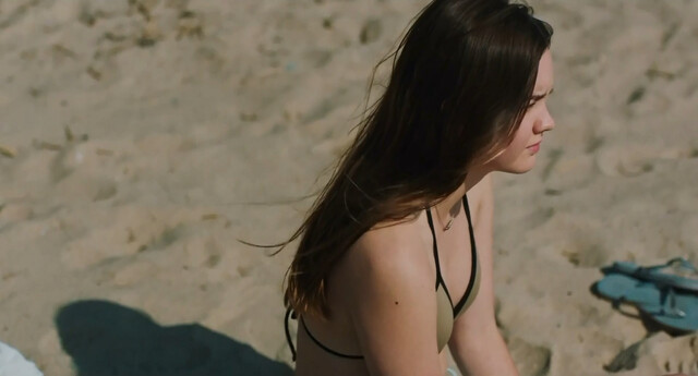Liana Liberato sexy - The Beach House (2019)