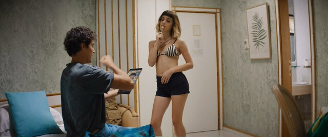 Giulia Schiavo sexy, Claudia Tranchese sexy - Sotto il sole di Riccione (2020)