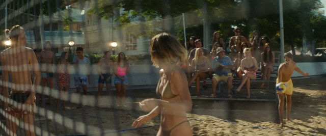 Giulia Schiavo sexy, Claudia Tranchese sexy - Sotto il sole di Riccione (2020)