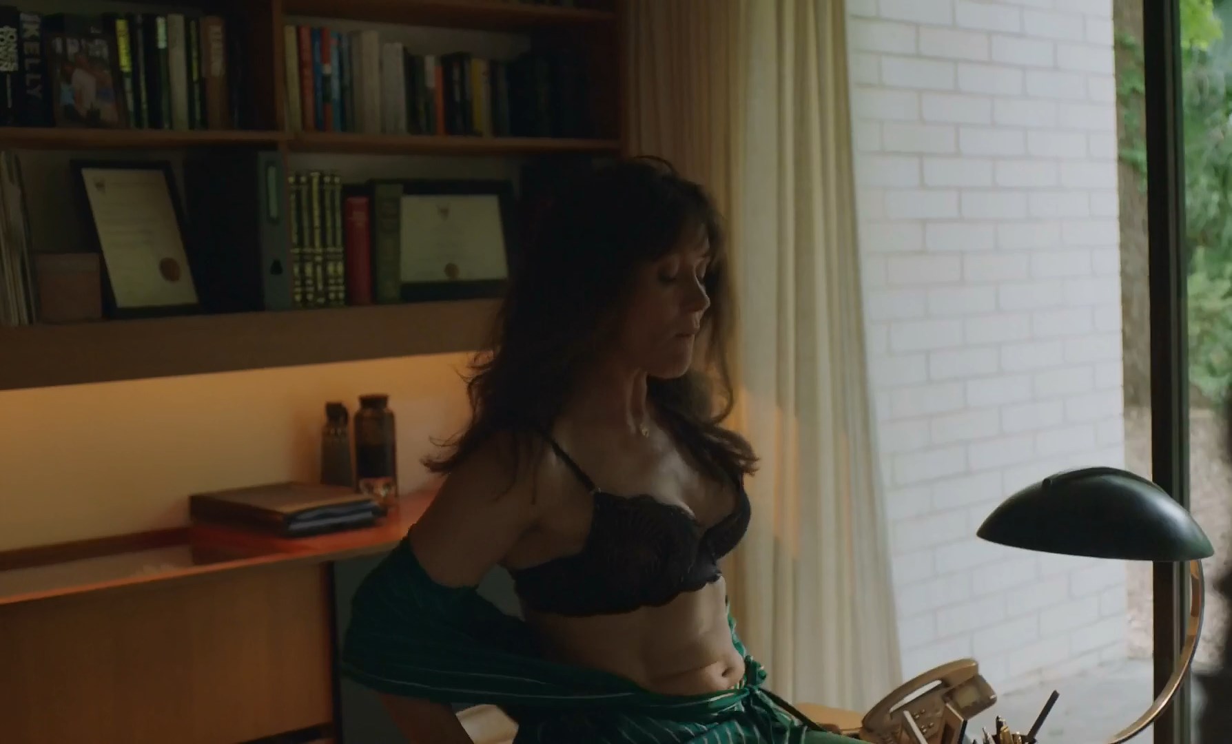 Essie Davis sexy, Eliza Scanlen sexy - Babyteeth (2019) .
