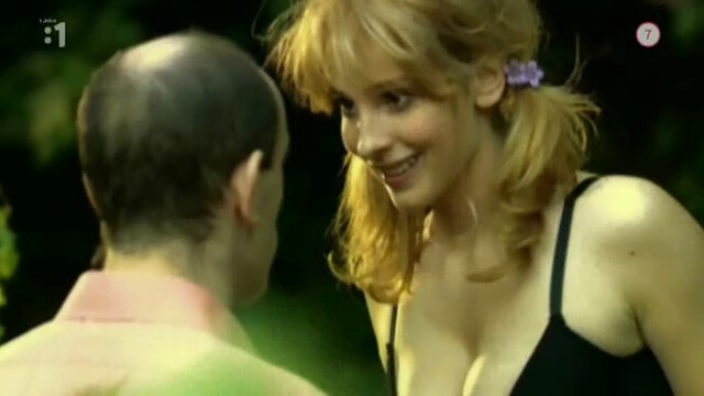 Vica Kerekes nude - Konecna Stanica (2004)