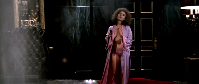 Mary Elizabeth Mastrantonio sexy - Scarface (1983)
