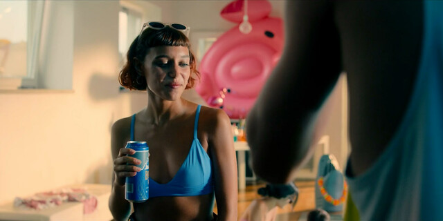 Rebecca Coco Edogamhe sexy, Amanda Campana sexy - Summertime s01e01 (2020)