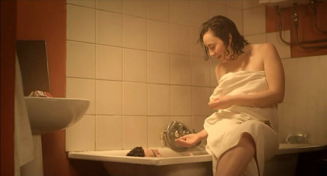 Salome Richard nude - Les navets blancs empechent de dormir (2011)