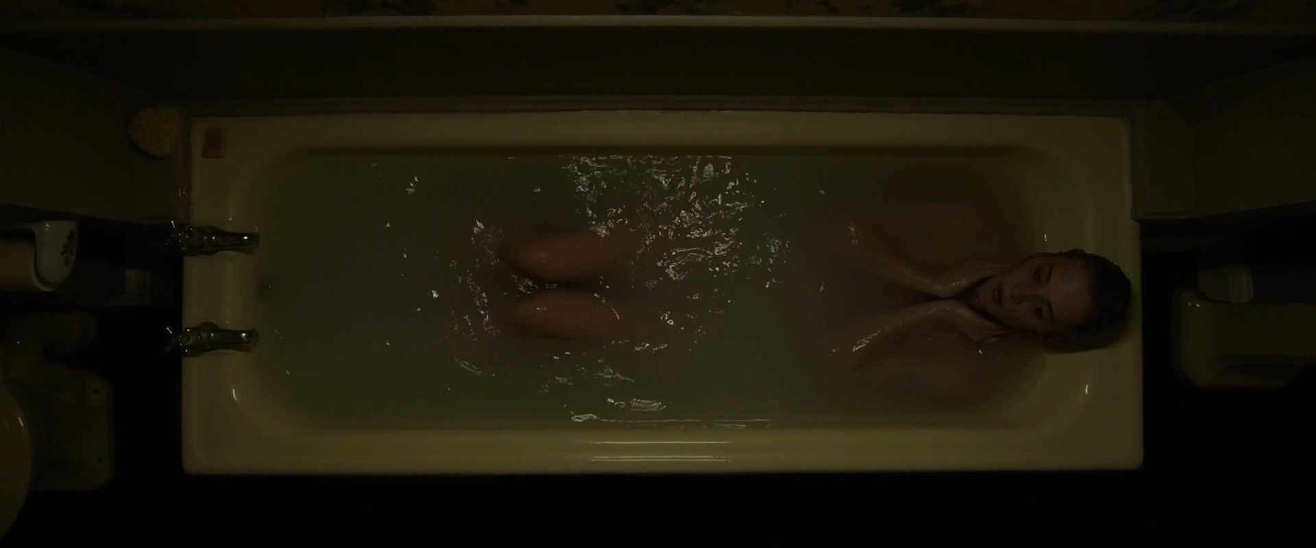 Mackenzie Davis sexy - The Turning (2020)
