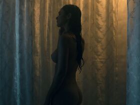 Alicia Sanz nude - En Brazos de un Asesino (2019)