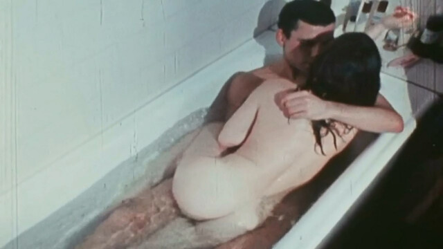 Nadine Clementi nude - A l'ombre de la canaille bleue (1986)