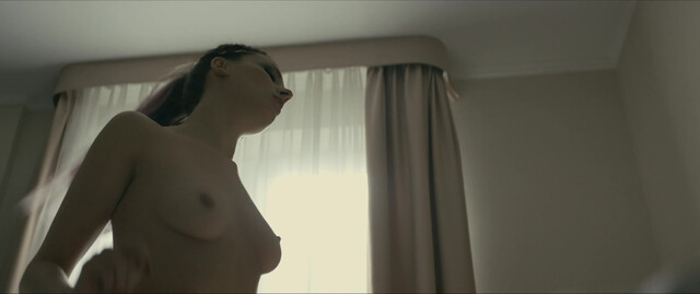 Kamila Sobczak nude - Loop (2020)