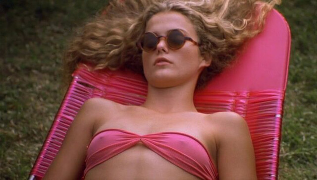 Keri Russell sexy, Catherine Hicks sexy - Eight Days a Week (1997)
