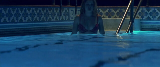 Erika Christensen sexy, Shiri Appleby sexy - Swimfan (2002)