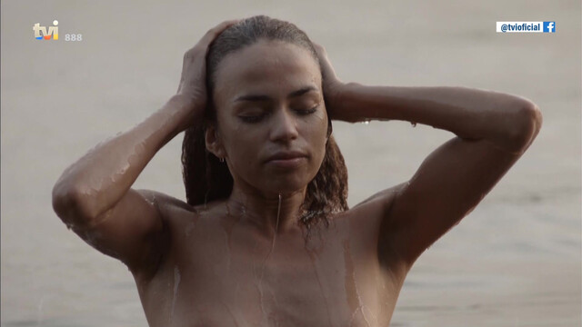 Ana Sofia Martins nude - A Única Mulher (2015)