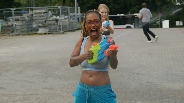 Nura Habib Omer sexy, Marie Bloching sexy – Die Discounter s01 (2021)