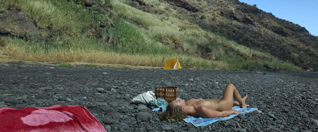 Luisa Ranieri nude, Cristiana Dell'Anna sexy, Sofya Gershevich sexy – The Hand of God (E stata la mano di Dio) (2021)