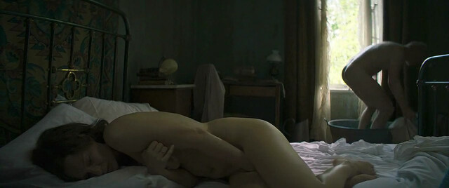 Magdalena Boczarska nude, Justyna Wasilewska nude – Sztuka Kochania-Historia Michaliny Wislockiej (2017) #2