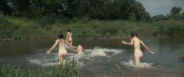 Agata Turko nude, Anna Szymanczyk nude, Maria Sobocinska nude– Wesele (2021)