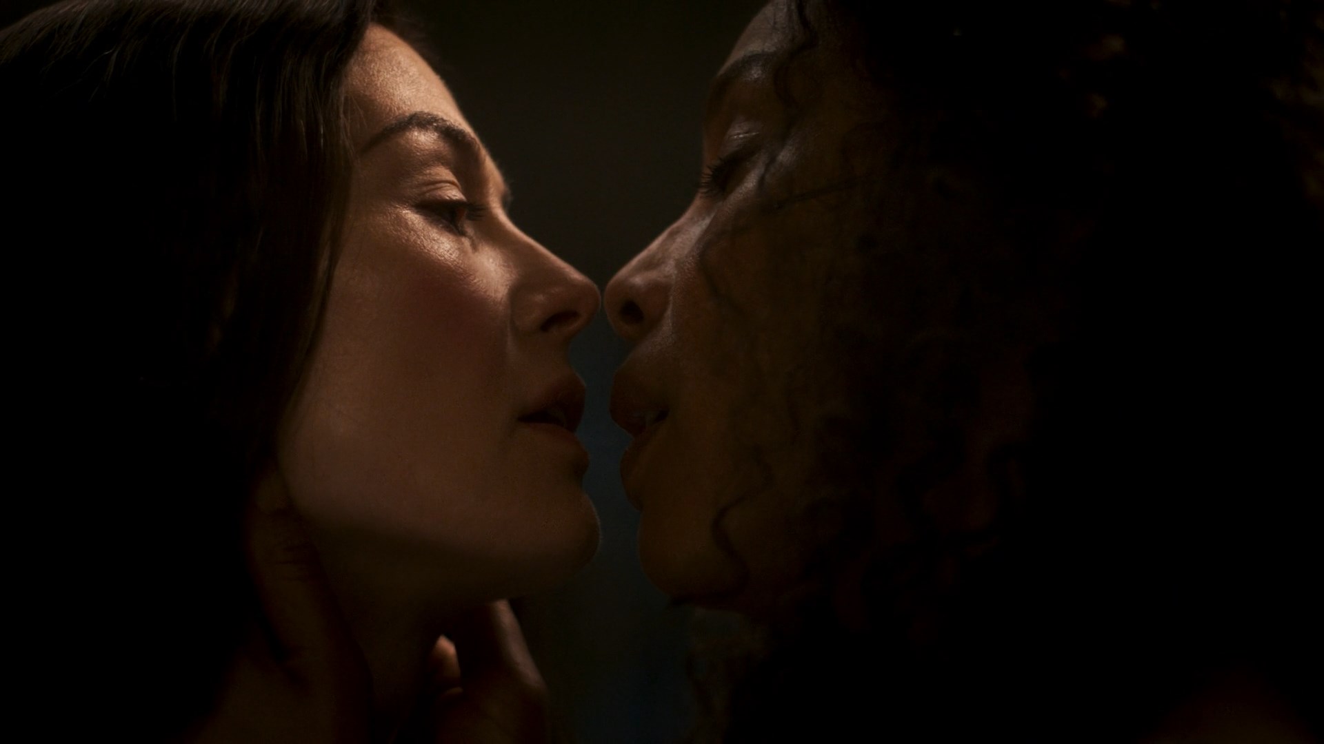 Rosamund Pike sexy, Sophie Okonedo sexy – The Wheel of Time s01e06 (2021)