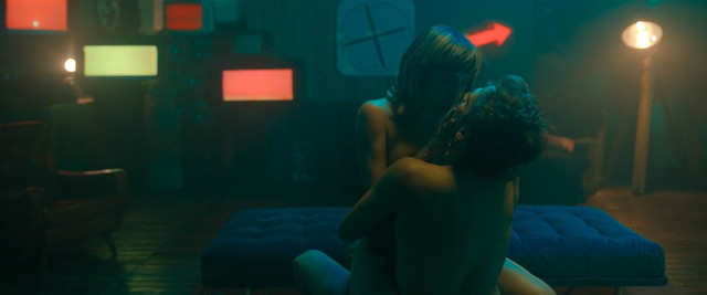 Melanie Olivares sexy, Maria Leon sexy, Aixa Villagran nude, Gisela Arnao nude, Pilar Castro sexy – More the Merrier (Donde caben dos) (2021)