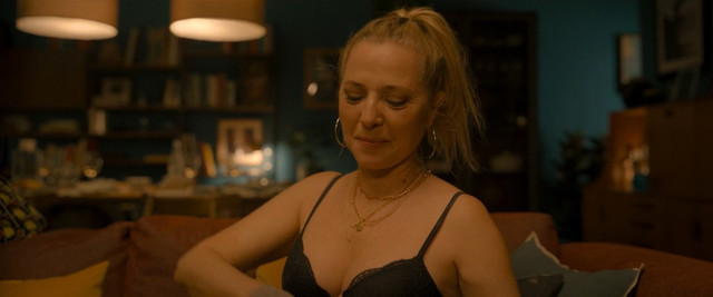 Melanie Olivares sexy, Maria Leon sexy, Aixa Villagran nude, Gisela Arnao nude, Pilar Castro sexy – More the Merrier (Donde caben dos) (2021)