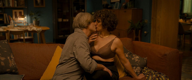 Melanie Olivares sexy, Maria Leon sexy, Aixa Villagran nude, Gisela Arnao nude, Pilar Castro sexy – More the Merrier (Donde caben dos) (2021)