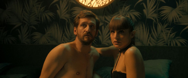 Melanie Olivares sexy, Maria Leon sexy, Aixa Villagran nude, Gisela Arnao nude, Pilar Castro sexy – More the Merrier (Donde caben dos) (2021)