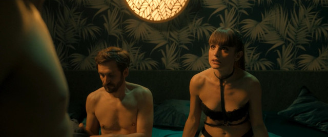 Melanie Olivares sexy, Maria Leon sexy, Aixa Villagran nude, Gisela Arnao nude, Pilar Castro sexy – More the Merrier (Donde caben dos) (2021)