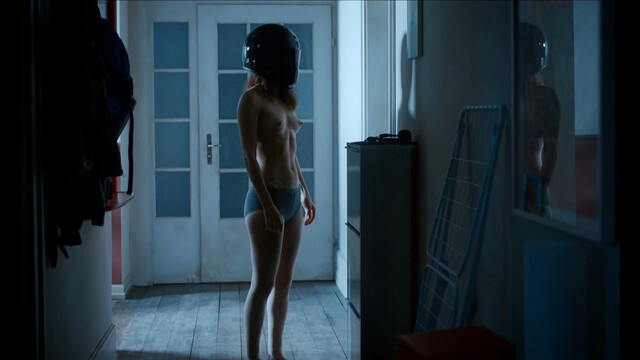 Lea Draeger nude, Dagna Litzenberger-Vinet nude – Das Madchen und die Spinne (2021)