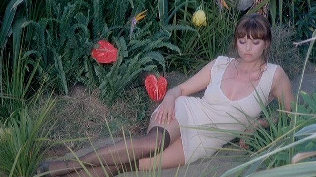 Claudia Cardinale nude – Qui comincia l'avventura (1975)