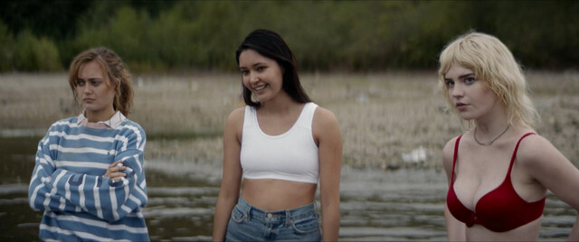 Ella Purnell sexy, Sophie Thatcher sexy, Courtney Eaton sexy – Yellowjackets s01e03 (2021)