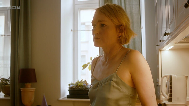 Viktoriya Tolstoganova sexy, Polina Kutepova sexy – Chinovnitsa s01e05 (2021)