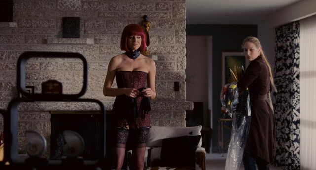 Leelee Sobieski sexy, Tricia Helfer sexy – Walk All Over Me (2007)