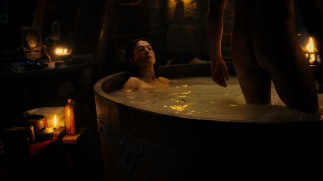 Rosamund Pike sexy, Madeleine Madden sexy – The Wheel of Time s01e01 (2021)