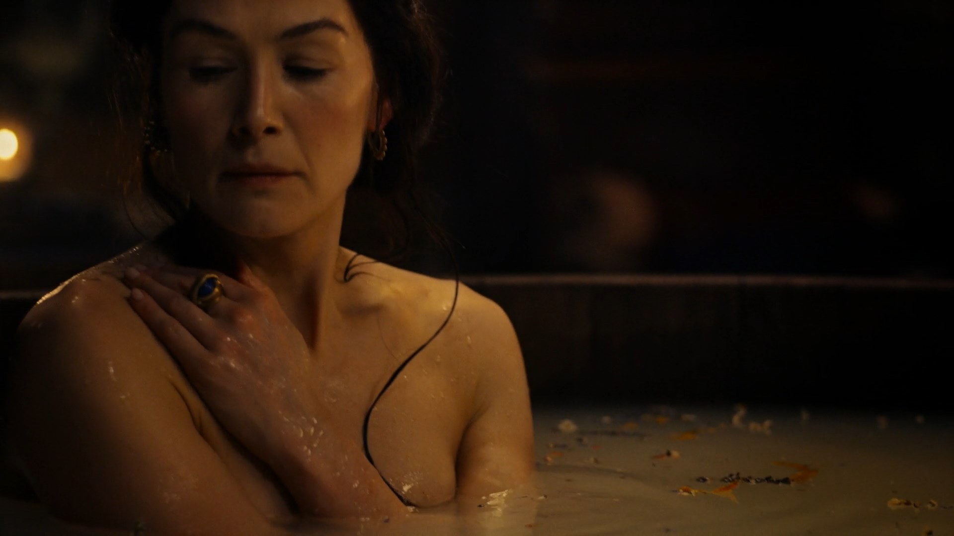 Rosamund Pike sexy, Madeleine Madden sexy – The Wheel of Time s01e01 (2021)