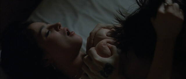Moira Kelly nude, Vanessa Redgrave sexy – Little Odessa (1994)